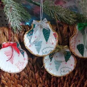Christmas Elegant Gold-Trimmed Holiday Ornaments Handmade from Scallop Shells